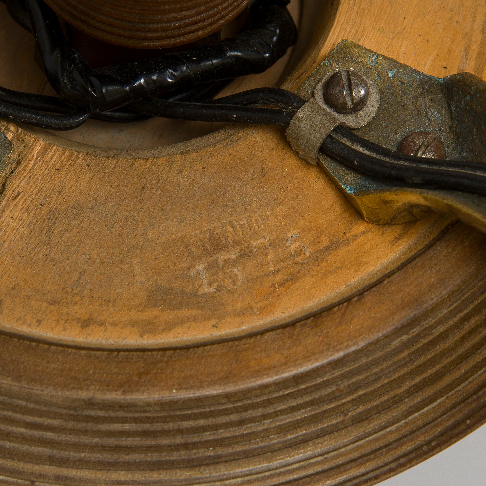 Paavo Tynell, kattovalaisin, malli 1376/4, Taito, 1930-luku.