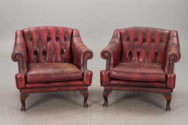 FÅTÖLJER, ett par. Chesterfield, 1900-tal.