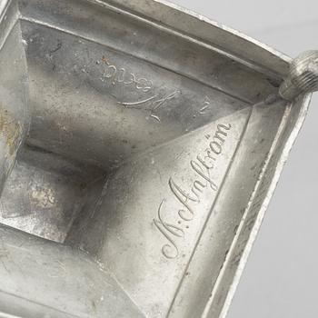 Kandelaber samt två ljusstakar, tenn, av Nils Justelius och Niclas Anström, Eksjo och Växjö, 1800-talets första hälft.