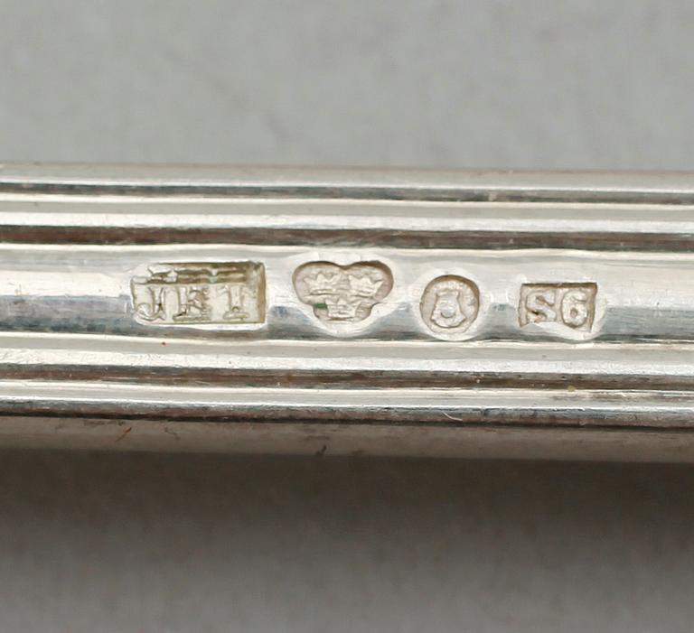 MATGAFFLAR, 12 st samt KNIV, silver, bl a Folcker, Stockholm 1896. Vikt ca 957 g.
