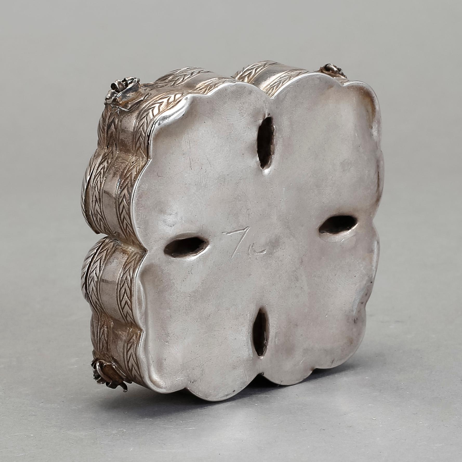 KRYDDKAR, silver. Förefaller ostämplat, 1800-tal. Vikt ca 103 gram.