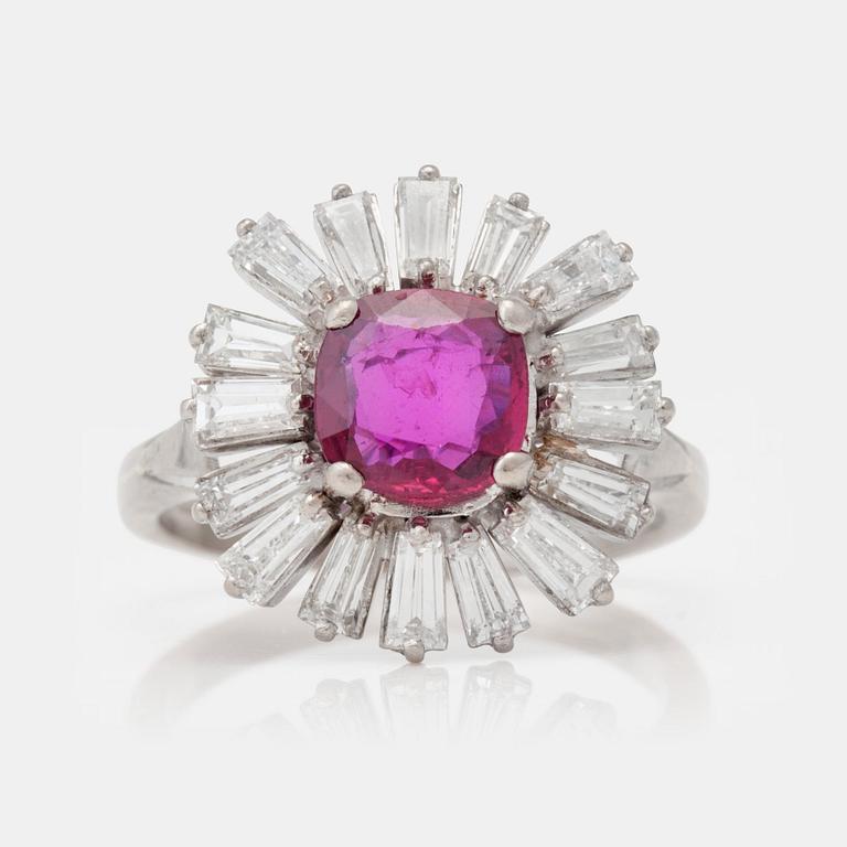 RING med rubin ca 2.00 ct samt trapetsslipade diamanter totalt ca 1.50 ct.