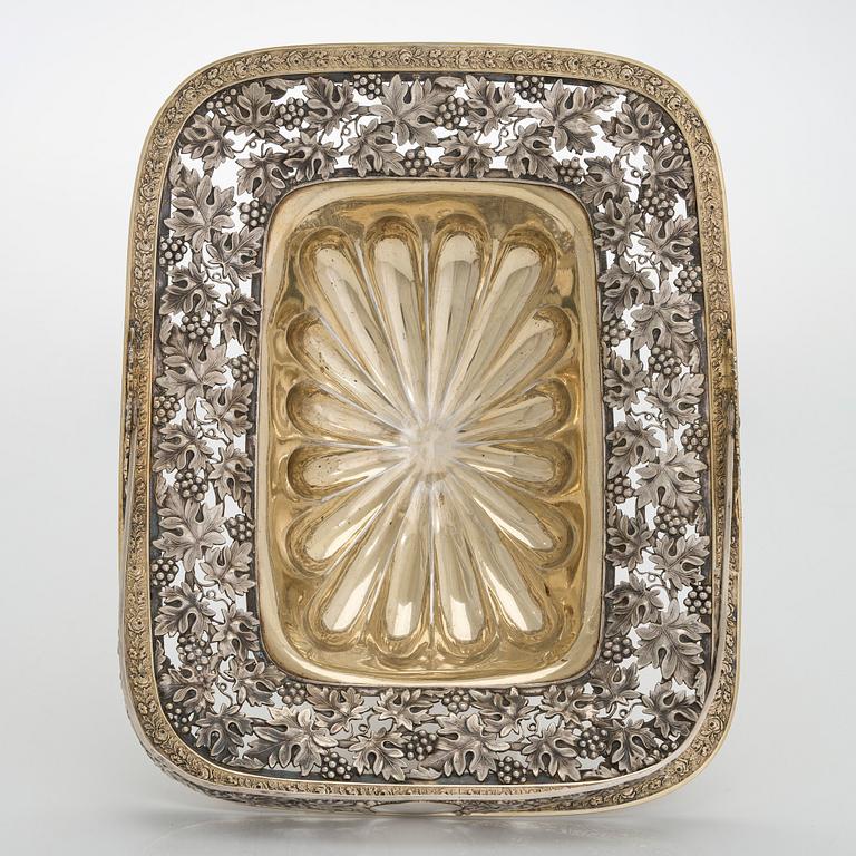 Olof Robert Lundgren, brödkorg, silver, delvis förgyllt, Åbo, möjl. 1830-tal.