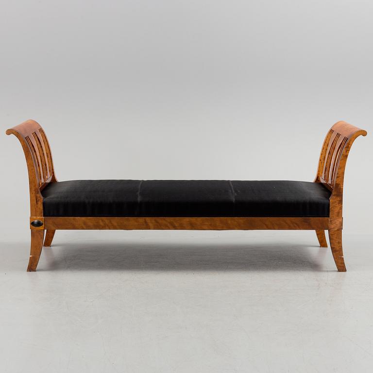 An early 20th century biedermeier-style chaise lounge.