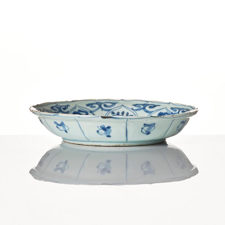 A blue and white kraak dish, Ming dynasty, Wanli (1572-1620).