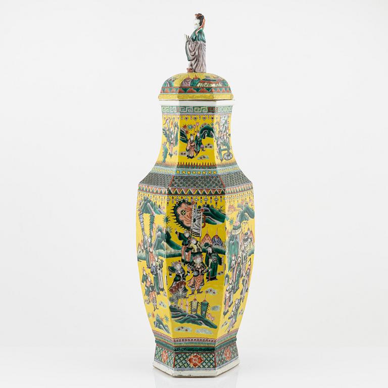 A porcelain urn, China, early 20th century.