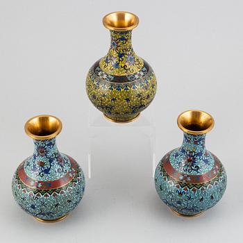 Vaser, tre stycken, cloisonné. Kina, 1900-tal.