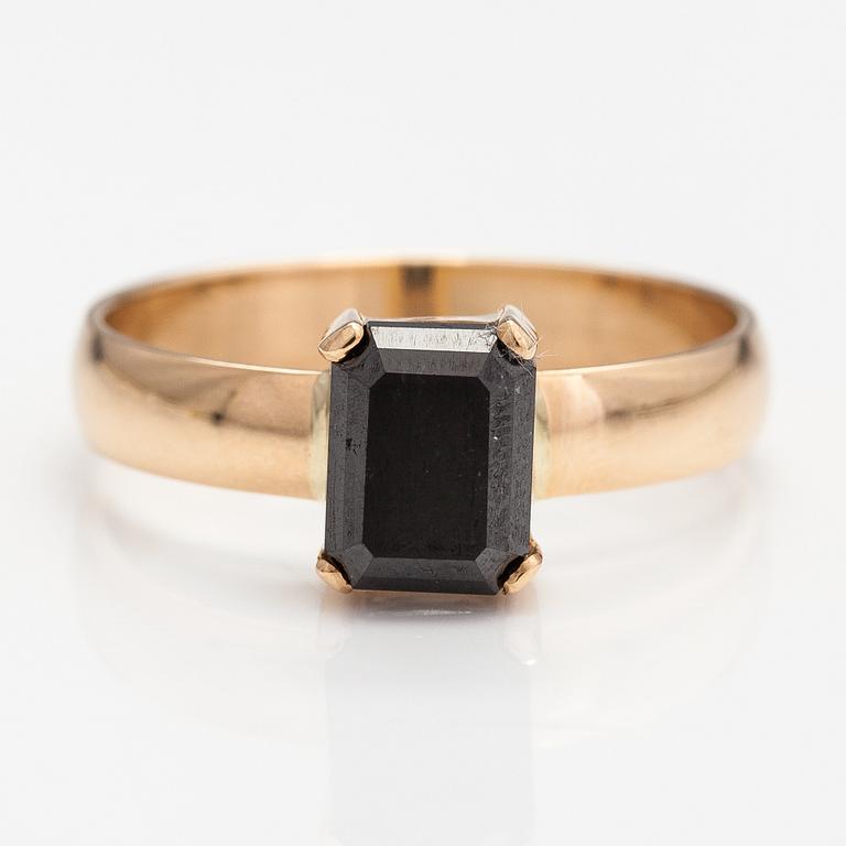 A 14K gold ring with a black diamonds ca. 1.77 ct. Kultakumppanit Oy, Heinola 2001.