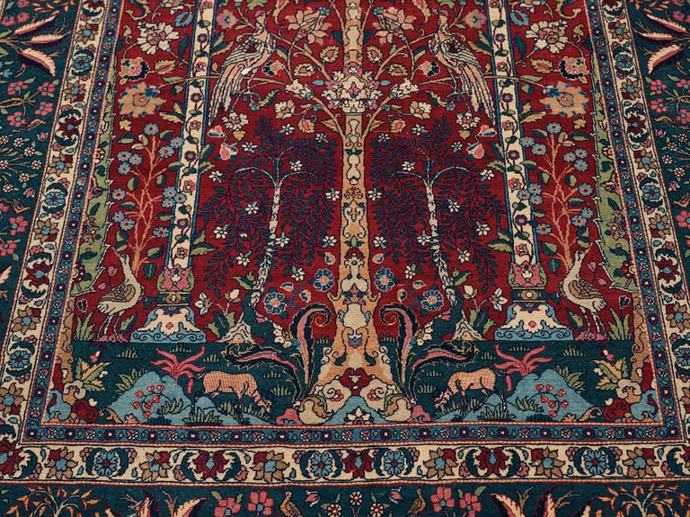 Matta, semiantik Isfahan figural part silk, ca 222-227,5 x 128-135,5 cm.