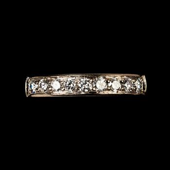 RING, 18k vitguld med 9 briljantslipade diamanter, tot 0.18 ct, Karlshamn, 1981. Vikt 5 g.