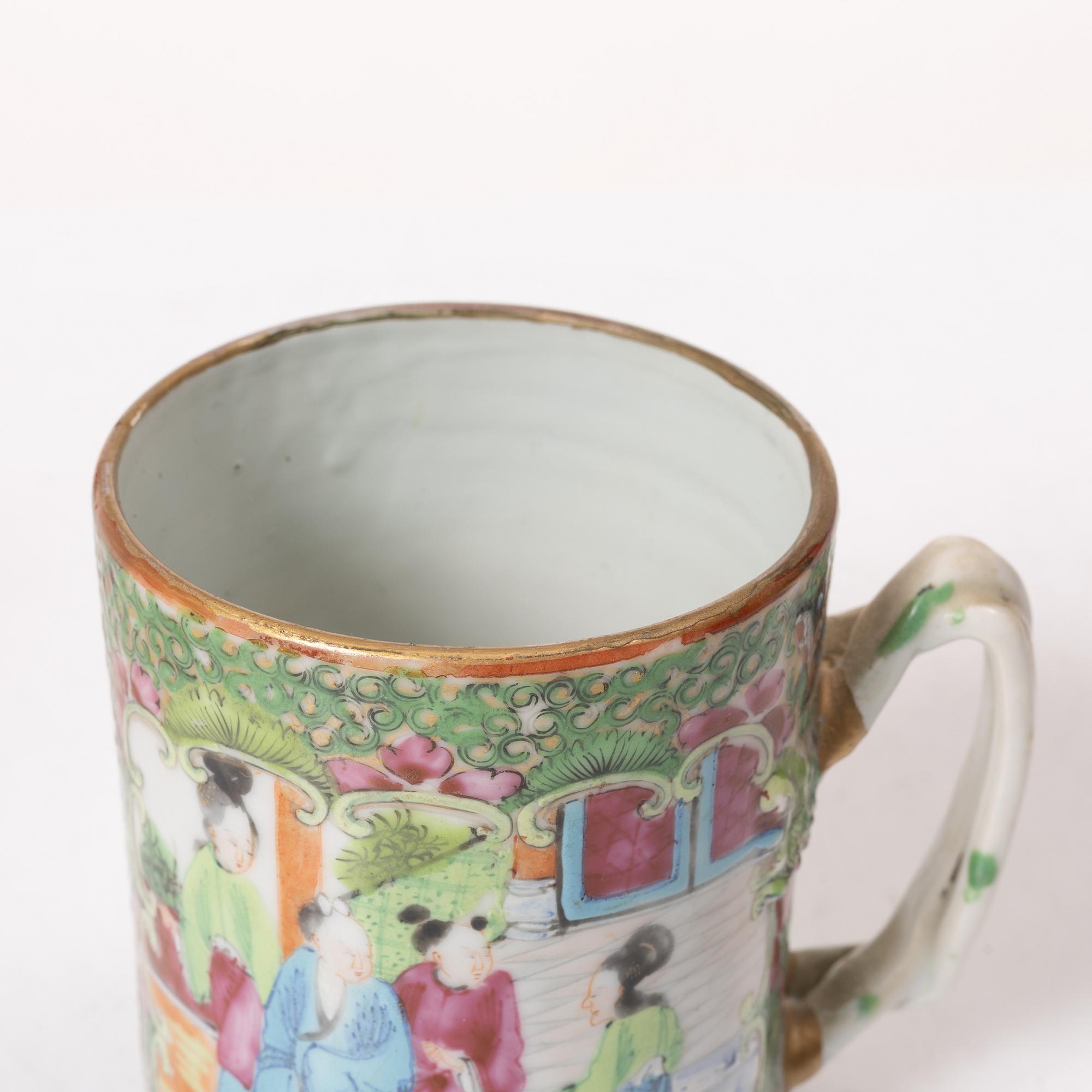 A Chinese Canton porcelain cup and a teapot, 19/20th century.