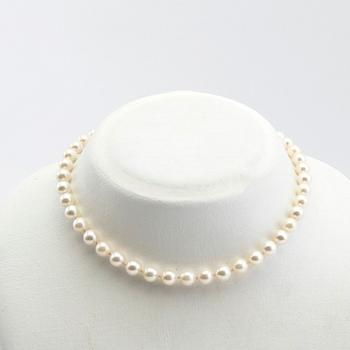 Necklace with cultured pearls, with Ole Lynggaard drops.