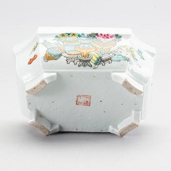 A Chinese late 19th century porcelain bowl.