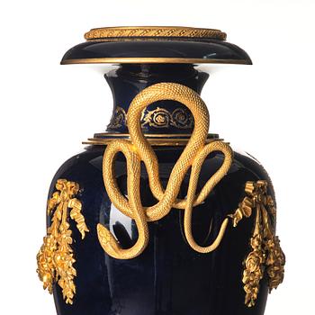 Golvurna, porslin och förgylld brons. Frankrike, "Sèvres" omkring år 1900.