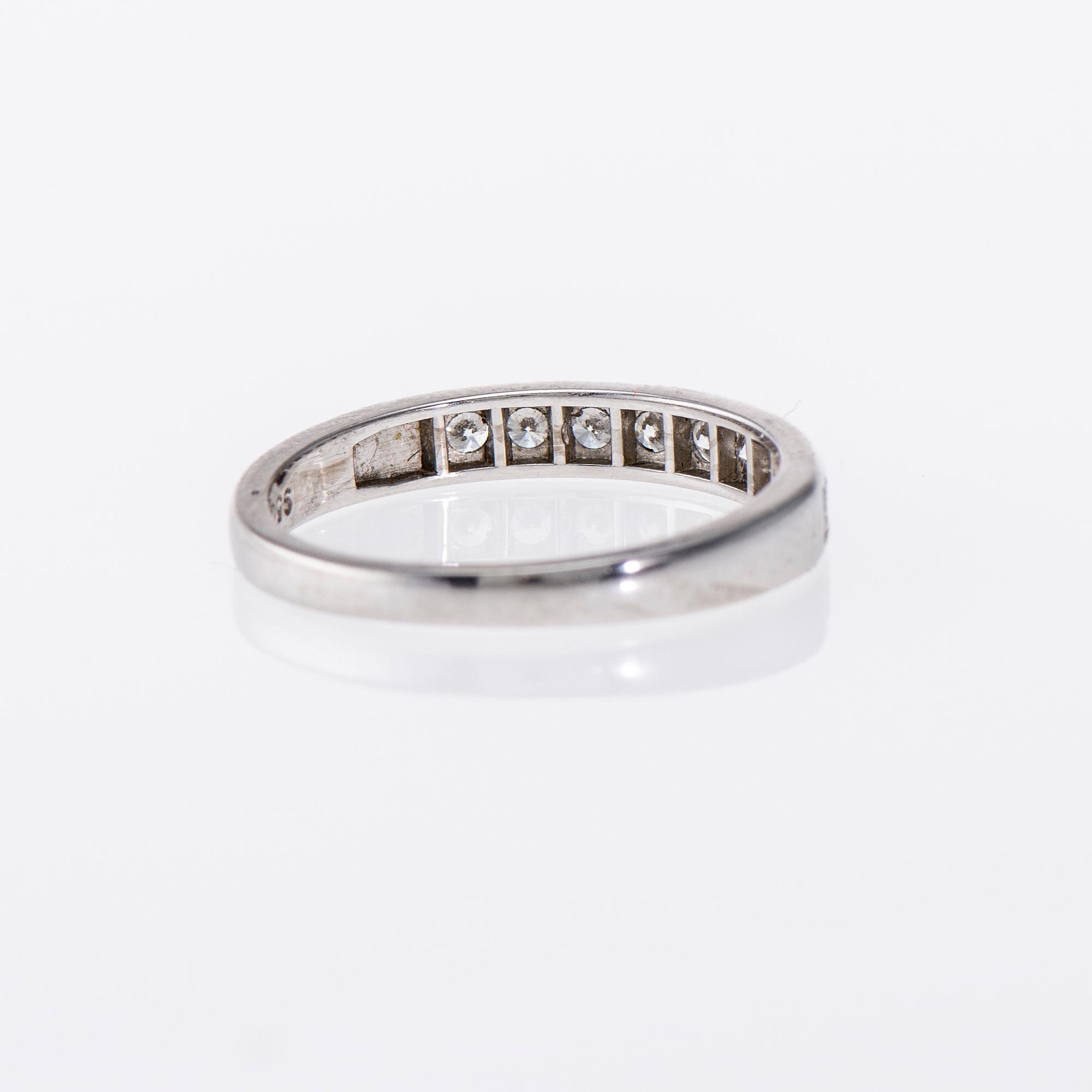 RING, platina, diamanter 9 st. tot. ca 0,33 ct, Vikt 3,5 g.