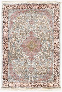 Matta, old silke Kashmir, ca 270 x 187 cm.