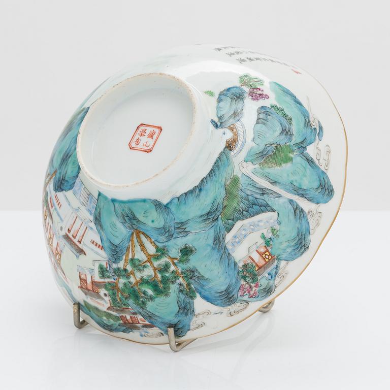 A porcelain bowl, China, Qing dynasty, 19th century.