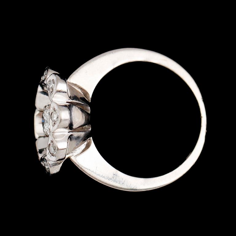 RING, 18 k vitguld, med briljantslipad diamant ca 0.20 ct samt 8 mindre diamanter, Heribert Engelbert. Total vikt ca 9 g.