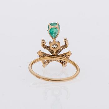 RING, smaragd, briljantslipade diamanter, 18K guld. Sovjetunionen.