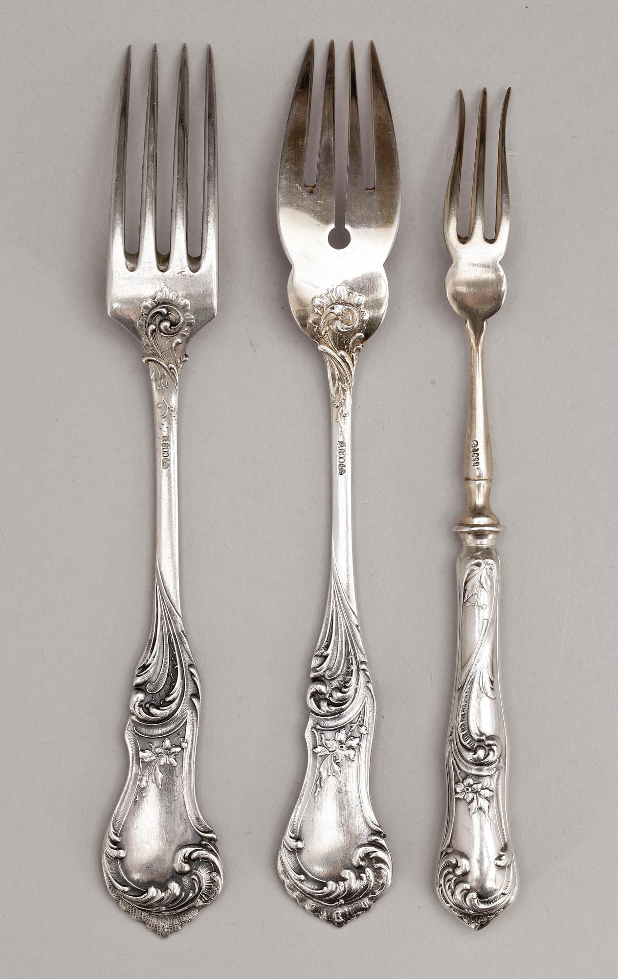 BESTICKSERVIS, 67 delar, låghaltigt silver, Tyskland, sent 1800-tal. Totalvikt ca 2440 g.