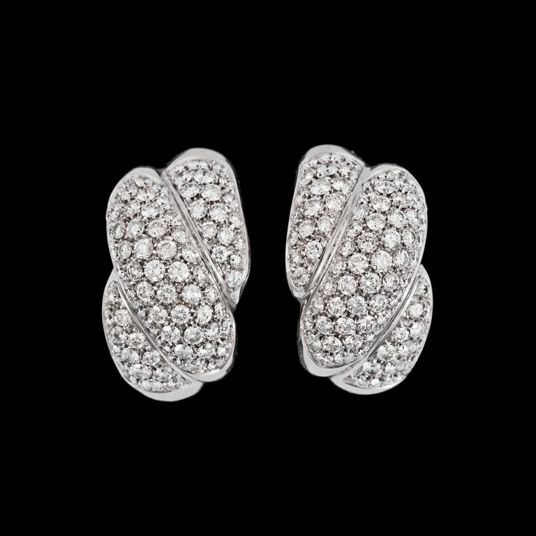 A pair of brilliant cut diamond earrings, tot. app. 4.50 cts.