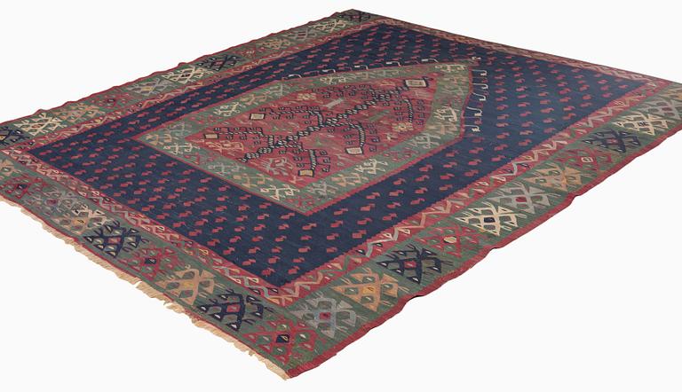 An antique Sarköy kelim, ca 239 x 214 cm.