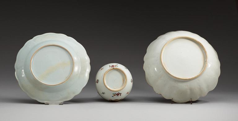 SERVISDELAR, tre delar, vapenporslin. Qing dynastin, Qianlong (1736-95).