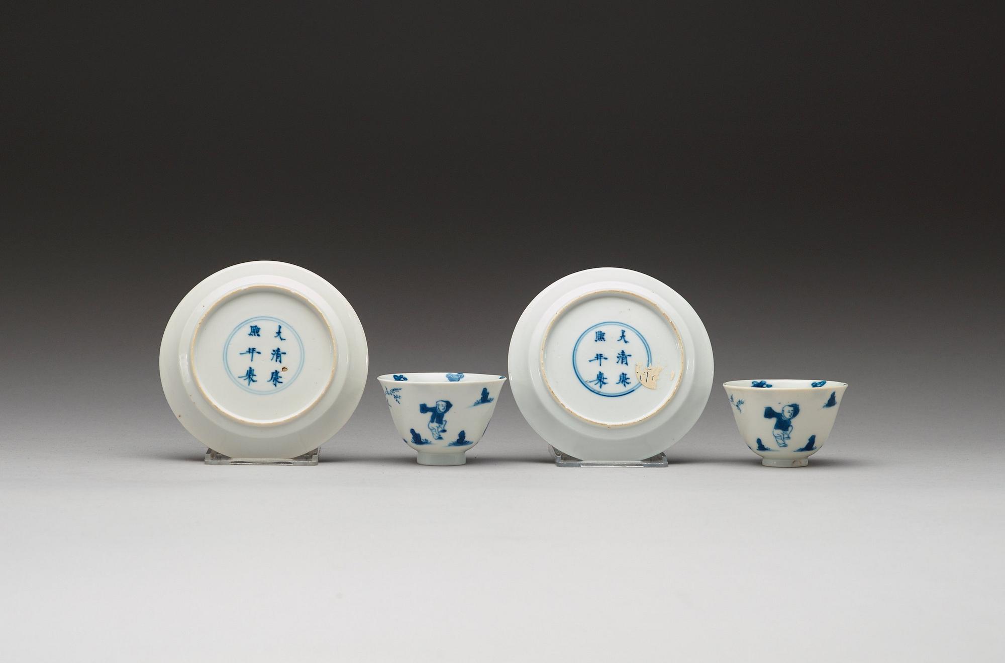 KOPPAR med FAT, ett par, porslin. Qingdynstin Kangxi (1662-1722). Märke och period.