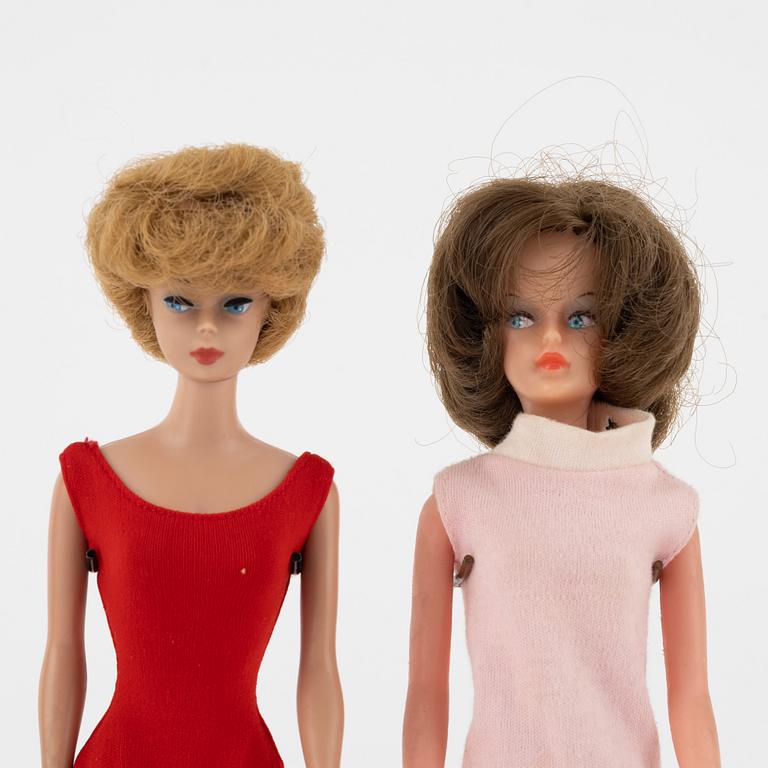 Barbie samt Tressy, 5 dockor i kartong, samt kläder och accessoarer, Mattel, 1960-tal.