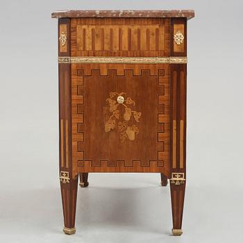 BYRÅ, i Carl Lindborgs art (mästare i Stockholm 1781-1808), gustaviansk, 1700-talets slut.