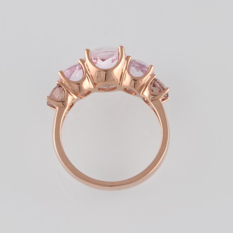 RING, 18K guld med 3 fasettslipade kunziter ca 3.2 ct samt 2 turmaliner ca 0.55 ct. Vikt 4,0 gram.