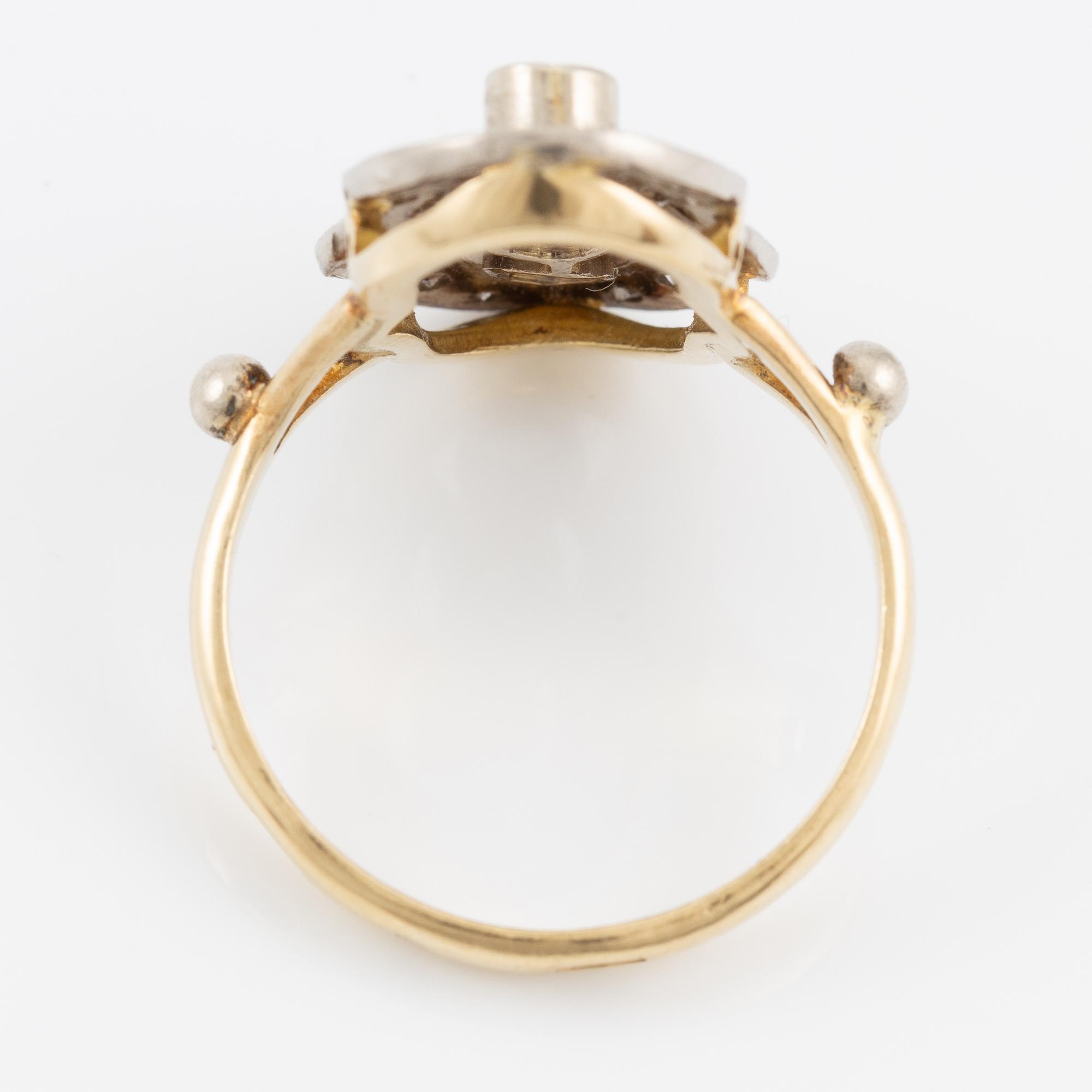 Ring, 18K gold with brilliant-cut diamonds.
