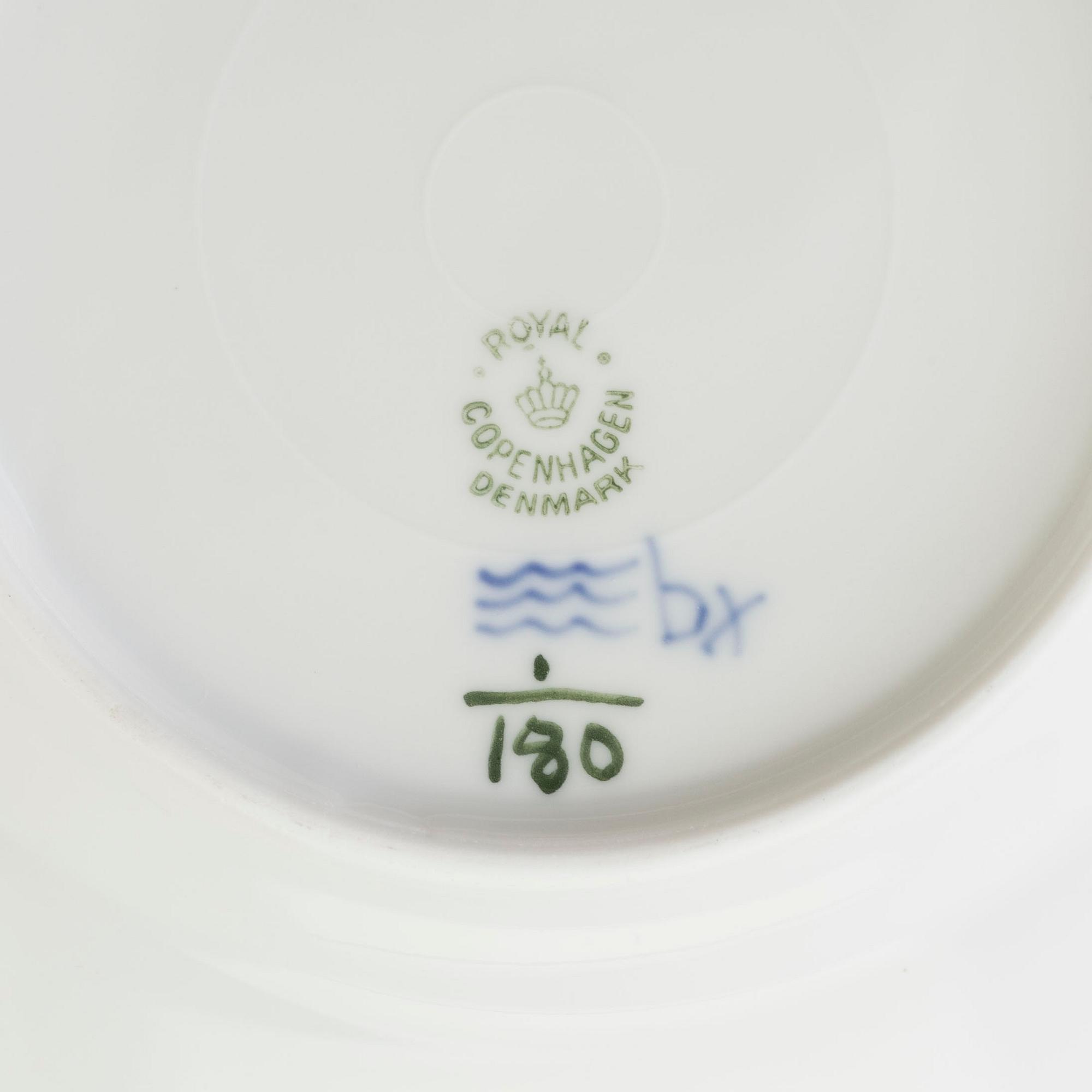 113 pieces of porcelain tableware from Royal Copenhagen, model "Musselmalet", 20th century.