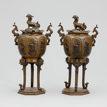 RÖKELSEKAR, ett par, brons, Kina. 1900-talets början.