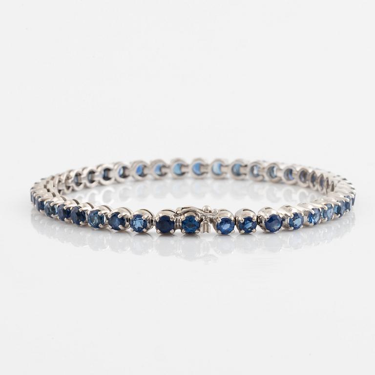 Armband,  vitguld med runda fasettslipade safirer.