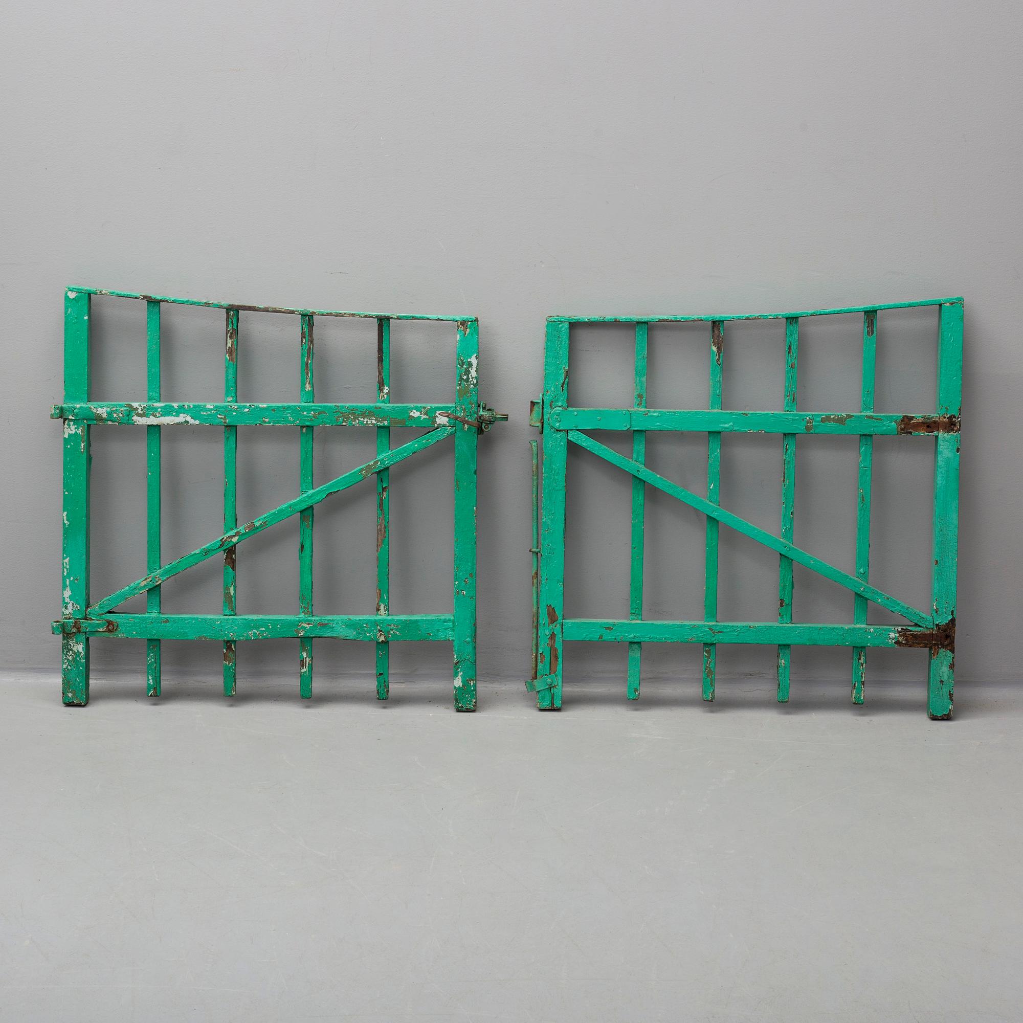 TRÄDGÅRDSGRINDAR, ett par, 1900-tal.