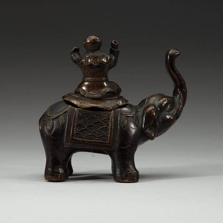 BEHÅLLARE med LOCK, brons. Qingdynastin, 1800-tal.