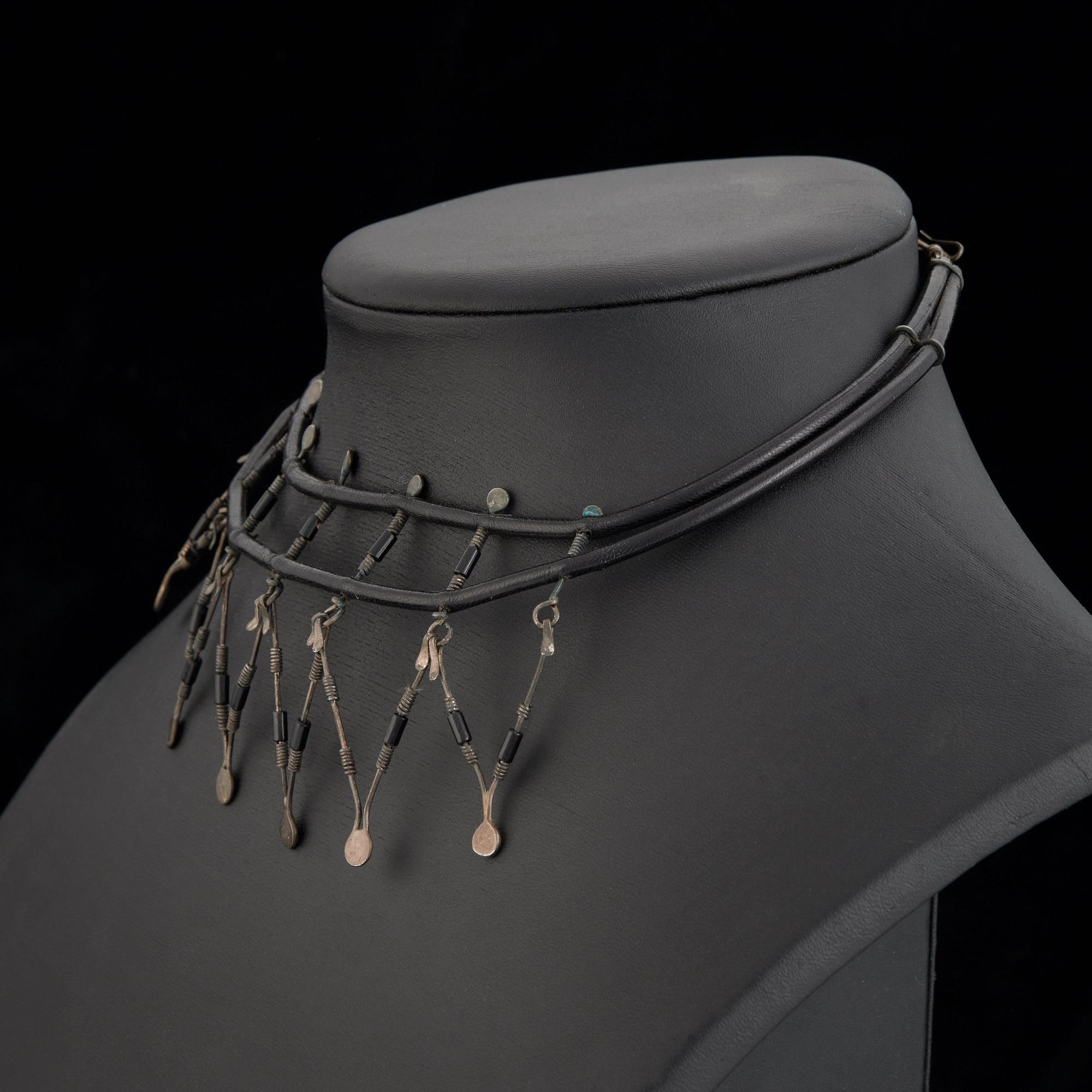Vivianna Torun Bülow-Hübe, a leather and silver necklace and a pair earrings, studio work Stockholm ca 1950-55. - Bukowskis Vivianna Torun Bülow-Hübe, a leather and silver necklace and a pair earrings, studio work Stockholm ca 1950-55. - Bukowskis