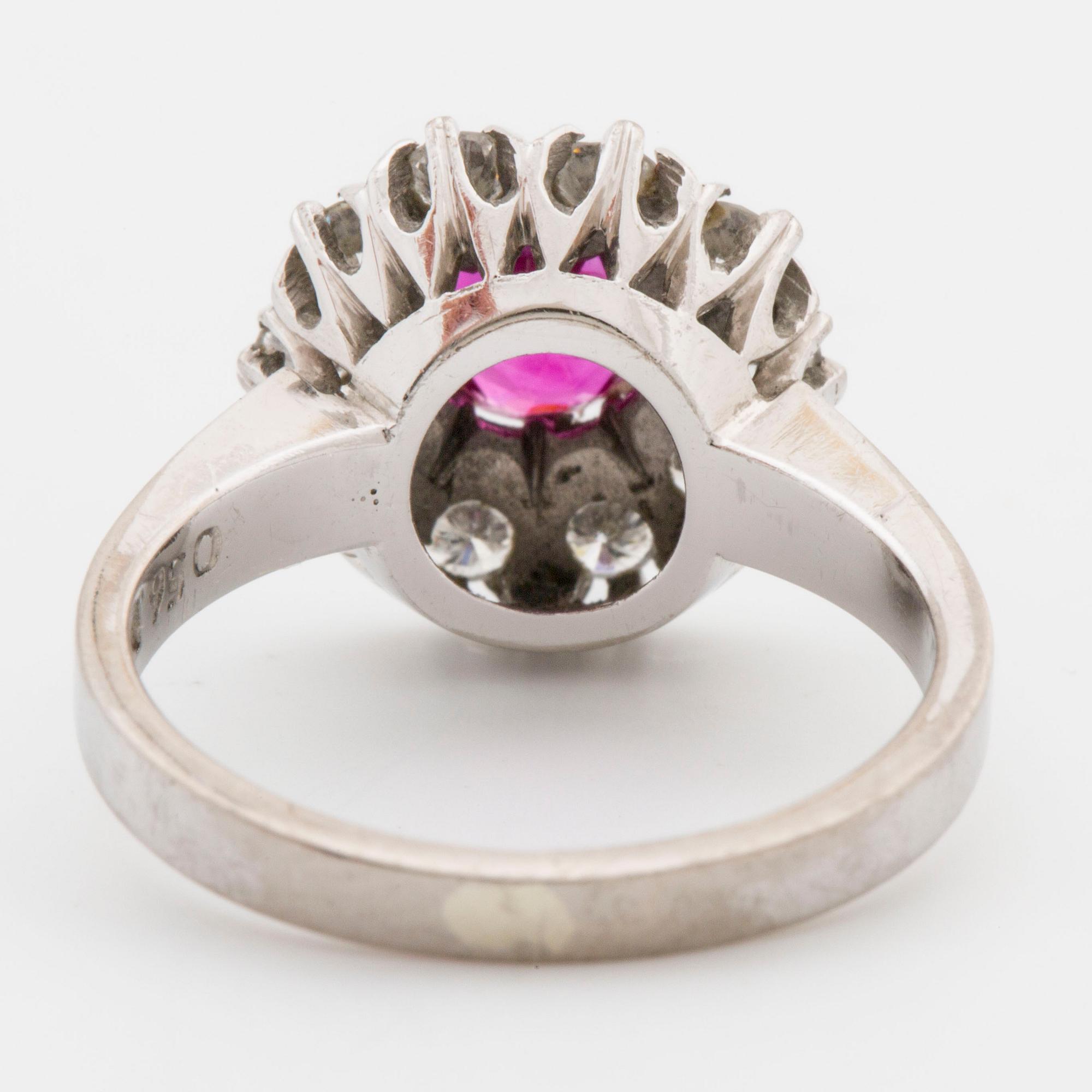 Ring with brilliant-cut diamonds ca 0.56 cts and faceted ruby.