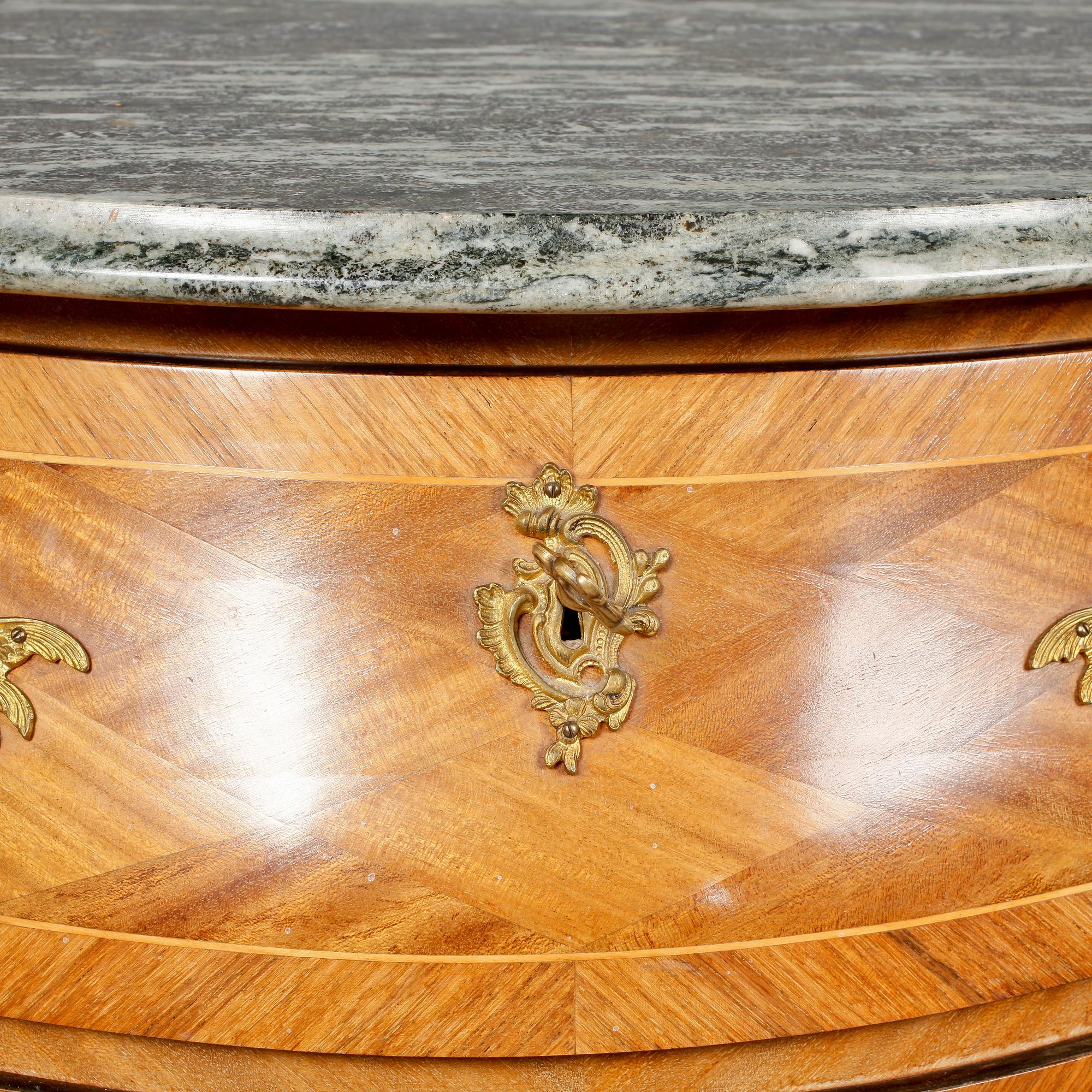 BYRÅ, rokokostil, 1900-talets andra hälft.