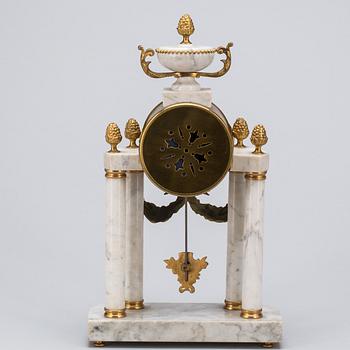 BORDSUR. Louis XVI-stil, 1900-talets första hälft.
