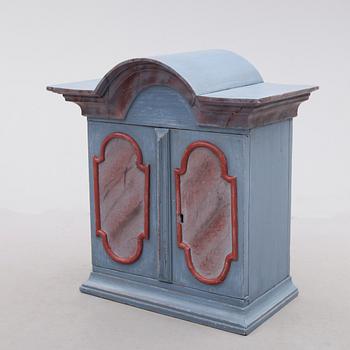 HÄNGSKÅP, barock, 1700-tal.