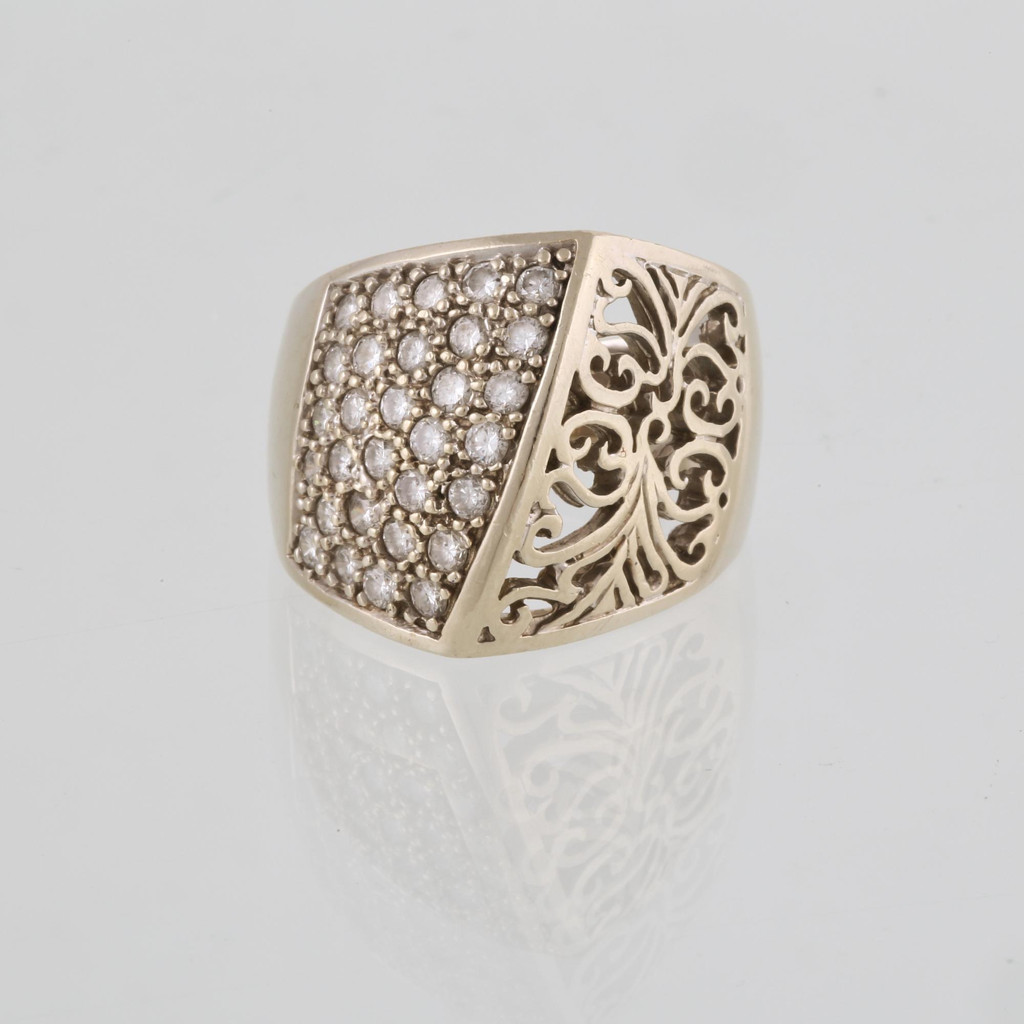 RING, 14k vitguld med 30 briljantslipade diamanter totalt ca 1.50 ct, utländska stämplar. Vikt 11 g.