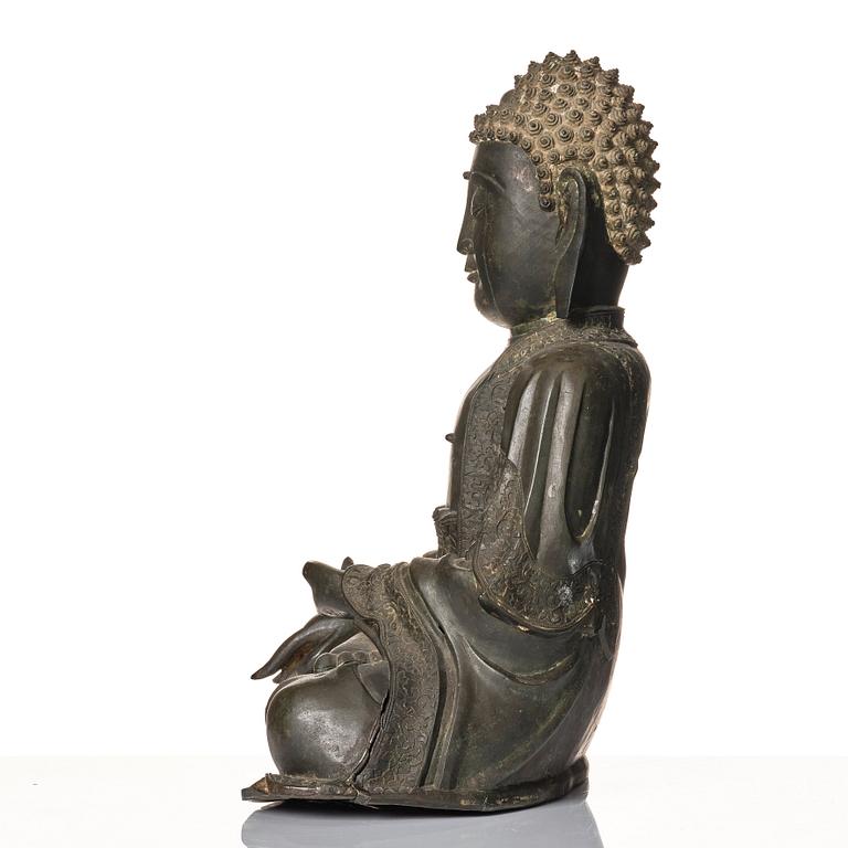 A large bronze sculpture of Shakyamuni Buddha, Ming dynasty (1368-1644).