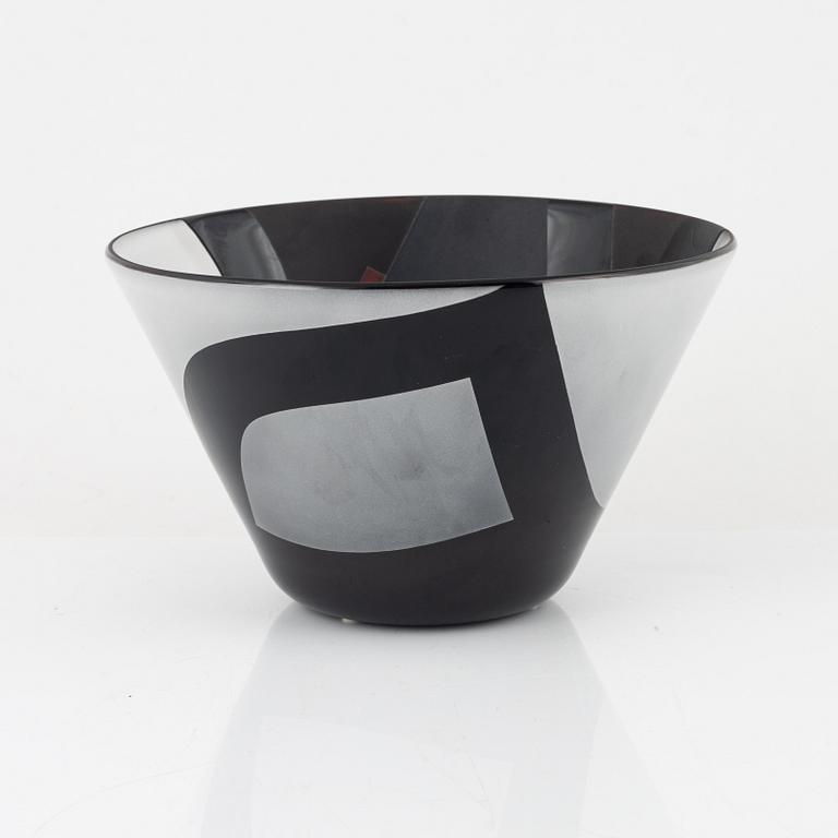 Klas-Göran Tinbäck, a unique bowl, executed in his own studio, 1996.