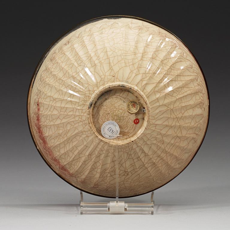 A Guan-type glazed bowl, Song dynasty (960-1279).