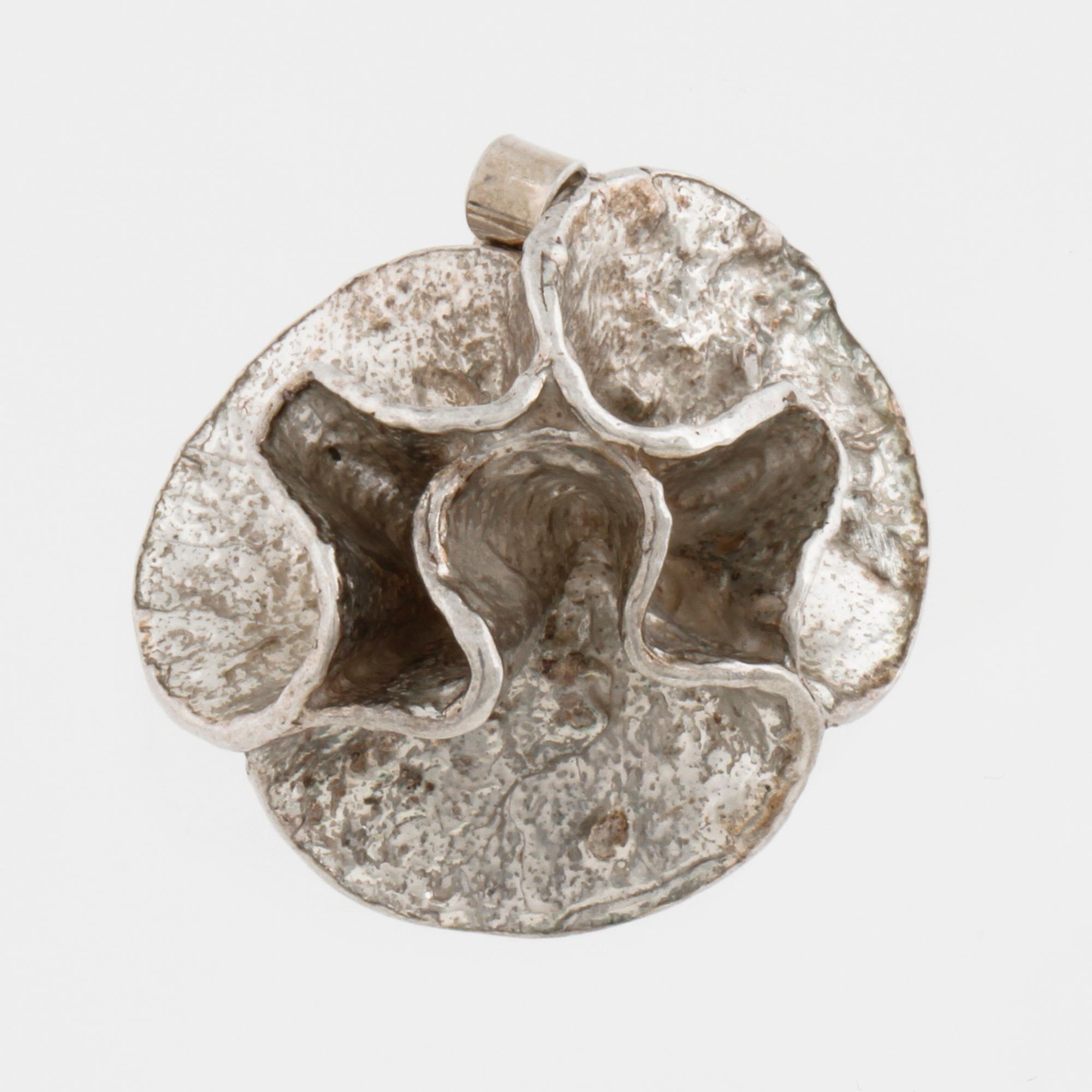 A pendant and a pair of earrings by Theresia Hvorslev, Mema, 1976.