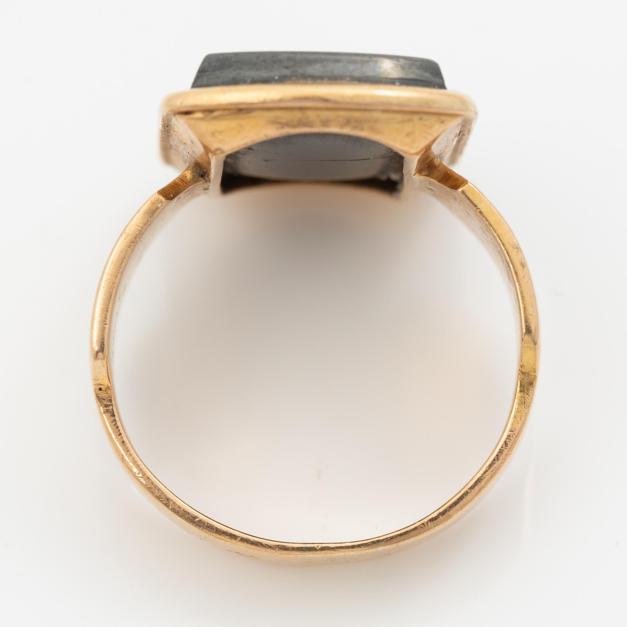 Signet ring, 18K gold with hematite and engraving.