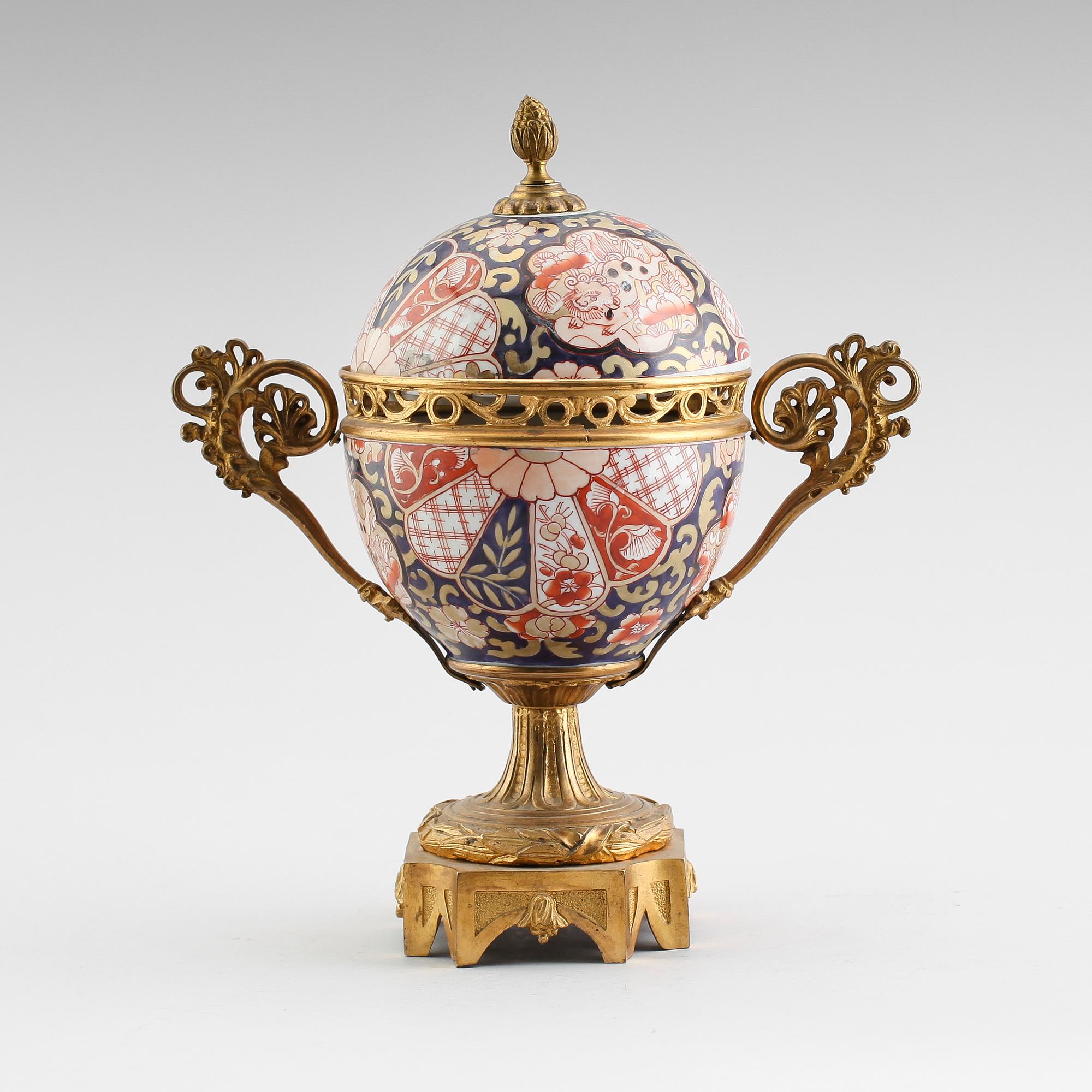LOCKURNA, porslin, Imari, 1900-talets första hälft.