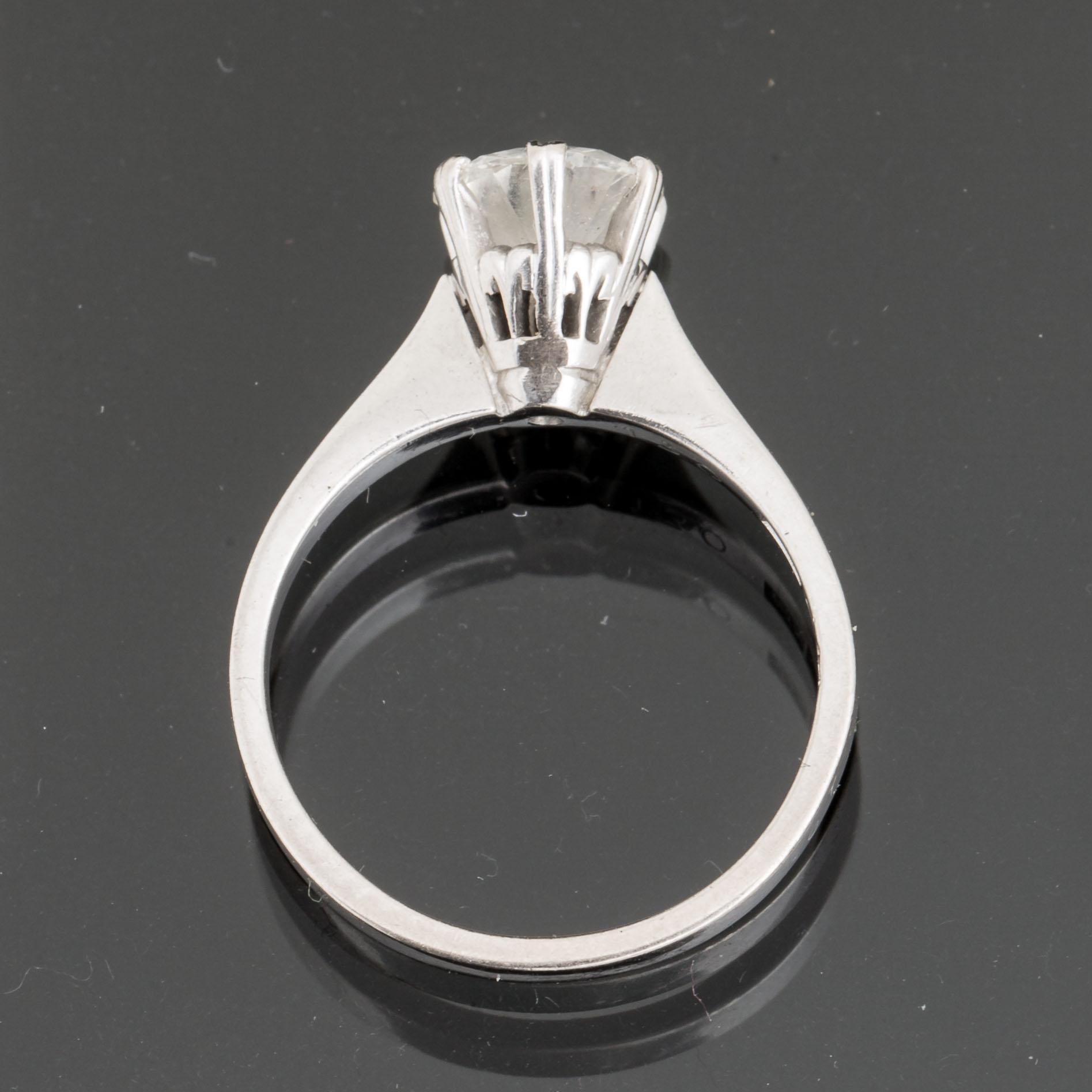 RING, 18 k vitguld med briljantslipad diamant ca 1.30 ct. Uppsala, 1975. Vikt ca 2 gram.